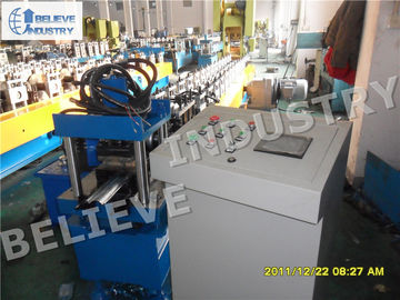 中国 パンチ穴が付いている機械を形作る油圧切断のタイプ圧延シャッター スラット ロール サプライヤー